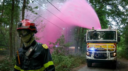 Un camión de bomberos rocía retardante de llama en el bosque de Fontainebleau, en el perímetro de un incendio forestal cerca de Noisy-sur-École, en la región francesa de Île-de-France, el 13 de julio de 2026.