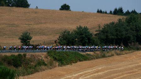 Varios intentos de fuga, duran unos kilómetros y el pelotón los controla en la Etapa 10 del Tour de Francia 2026