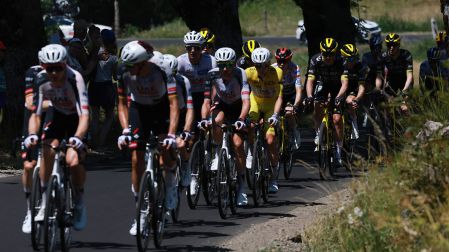 No le alcanzó el ataque que hizo Isaac del Toro en los últimos kilómetros de la Etapa 10 del Tour de Francia para conservar el 'maillot' blanco