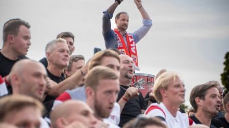 El príncipe Haakon sorprendió al unirse al tradicional "remo vikingo" junto a los jugadores y aficionados.