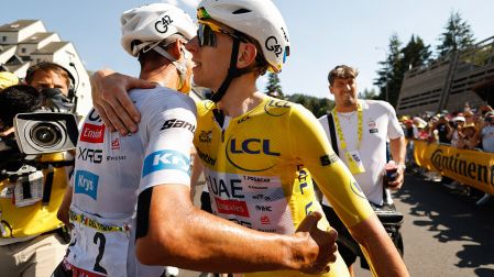 El abrazo fraterno entre Isaac del Toro y Tadej Pogacar tras la Etapa 10 del Tour de Francia