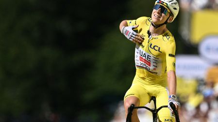 El gesto especial que hizo Tadej Pogacar tras hacer historia y convertirse en el primer ciclista en ganar tres veces en el Día de la Bastilla