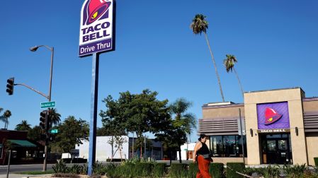 Taco Bell retira vegetales en Estados Unidos ante investigación por brote de Cyclospora que afecta a miles de personas.