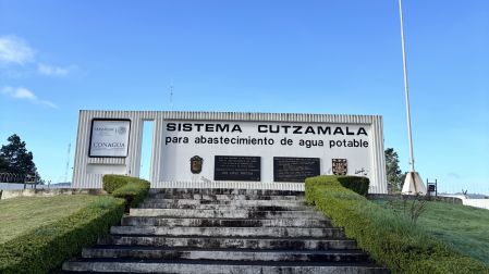 Letrero oficial en la entrada del Sistema Cutzamala para abastecimiento de agua potable, con logotipos de Semarnat y Conagua.