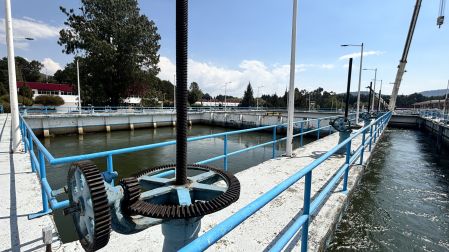 Engranaje manual y válvula azul para el control del flujo de agua en los canales del Sistema Cutzamala.