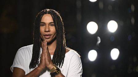 Con apenas 25 años, hizo historia al asumir la dirección creativa de Balmain, consolidándose como uno de los diseñadores más jóvenes en liderar una gran maison francesa.