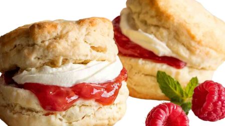 Receta de scones ingleses con crema y mermelada