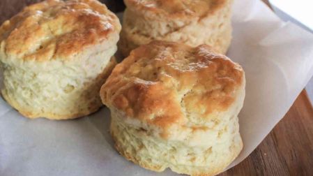 Receta de scones ingleses con crema y mermelada