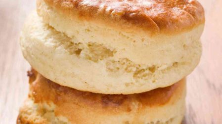 Receta de scones ingleses con crema y mermelada