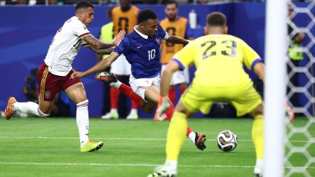 Porro, cumpliendo sus labores defensivas ante Mbappe.