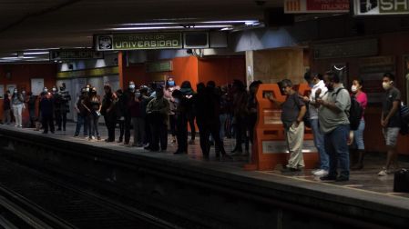 Usuarios esperan entre penumbras la llegada del tren en la estación del metro Hospital General de la Línea 3.