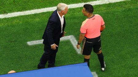 Deschamps enojado con el cuarto árbitro
