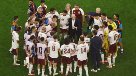 De La Fuente y su equipo, durante una pausa de hidratación.