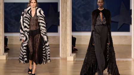 Vestidos fluidos, transparencias, tul, chiffon, terciopelo y siluetas inspiradas en el kimono definieron una propuesta