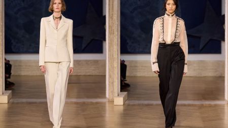 La colección sorprendió con pantalones de cintura alta y chaquetas de inspiración oriental, una apuesta poco habitual dentro del universo Couture.