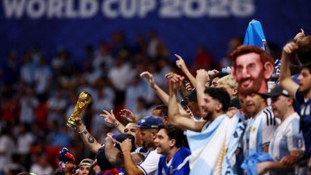 Aficionados argentinos alentando a su selección.