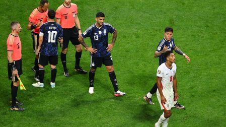 Romero (13), se convirtió en el segundo futbolista amonestado de la albiceleste.