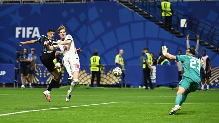 Gordon cerró la pinza para el 1-0 de Inglaterra