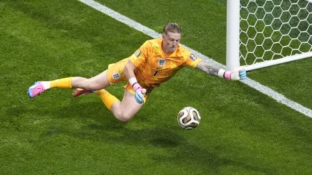 Jordan Pickford es factor en la victoria parcial de Inglaterra.