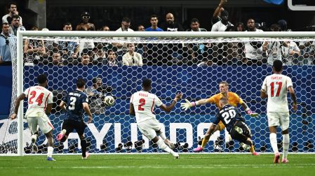 Mac Allister se perdió una gran oportunidad de gol.