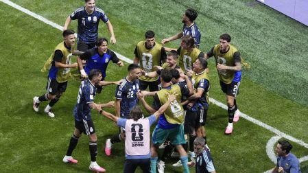 Jugadores de Argentina celebrando el gol de Lautaro Martínez