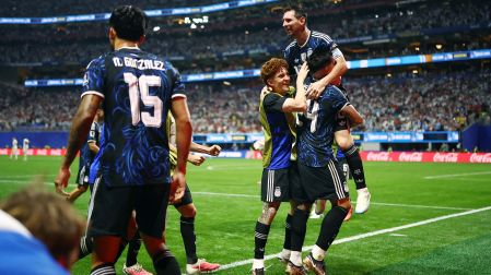 Jugadores de Argentina celebrando el gol con Messi