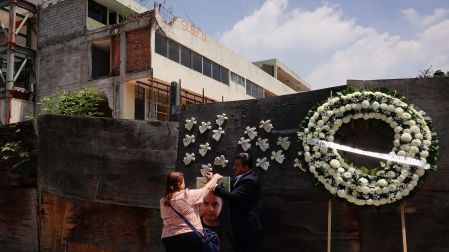 CIUDAD DE MÉXICO, 19SEPTIEMBRE2023.- A sis años de la tragedia ocurrida en el Colegio Rébsamen de la alcaldía Tlalpan en donde murieron 19 pequeños y 7 adultos por el terremoto ocurrido en la ciudad, familiares y amigos acudieron a la zona donde se encontraba el colegio para rendir homenaje a sus seres queridos. Posteriormente acudieron al Memorial Colegio Rébsamen ubicado en la Alameda Oriente para conmemorar a los niños, niñas y personal que perdiera la vida tras el sismo. FOTO: ROGELIO MORALES /CUARTOSCURO.COM