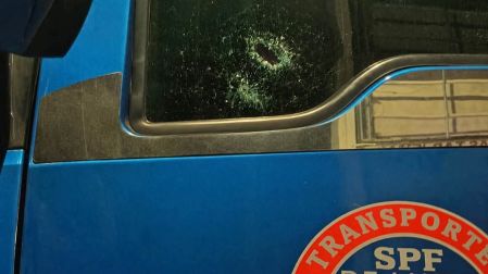 Tráiler contra el que sujetos armados dispararon en la carretera federal México-Pachuca