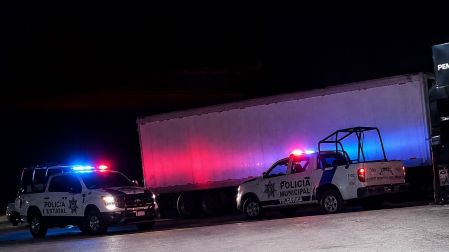 Tráiler contra el que sujetos armados dispararon en la carretera federal México-Pachuca