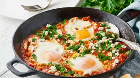 Receta de huevos ahogados en salsa roja
