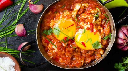 Receta de huevos ahogados en salsa roja