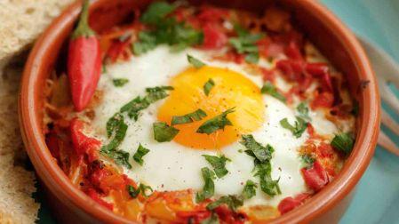 Receta de huevos ahogados en salsa roja