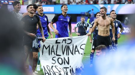 Argentina's players show a banner that reads in Spanish, "The Malvinas (Falkland Islands) belong to Argentina," after winning the 2026 World Cup football tournament semi-final match between England and Argentina at the Atlanta Stadium in Atlanta on July 15, 2026. (Photo by Thomas COEX / AFP)