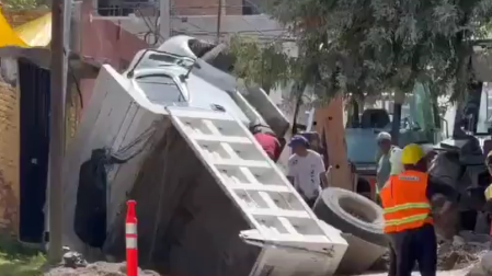El camión cayó...