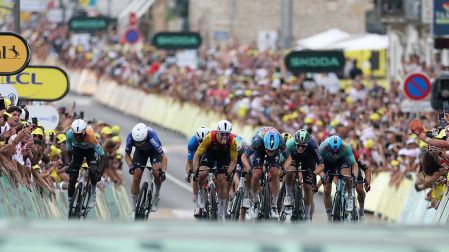 El último kilómetro de la Etapa 12 del Tour de Francia tuvo un cierre caótico, con una caída múltiple