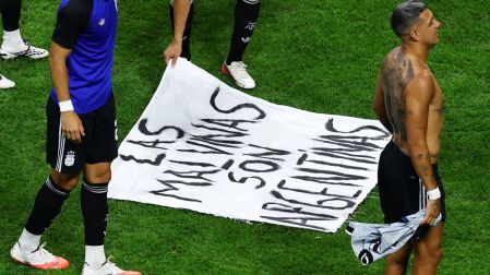 Milei defendió la pancarta “Las Malvinas son argentinas” mostrada por la selección tras vencer a Inglaterra en la semifinal del Mundial.