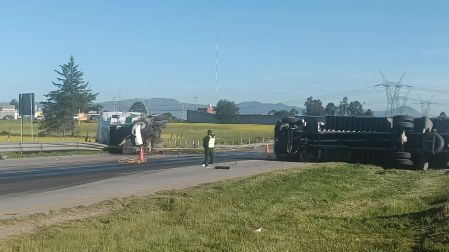 Automovilistas que circulaban por la zona alertaron al 911 sobre la colisión de un tractocamión color gris,.
