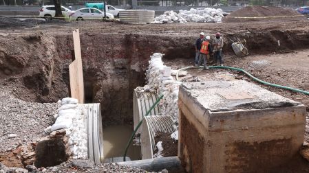 Actualmente se construye una lumbrera de seis metros de profundidad, que permitirá introducir la tuneladora encargada de perforar por debajo de Zaragoza