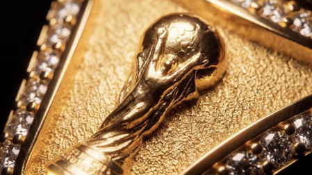 El anillo tiene como detalle la Copa del Mundo.