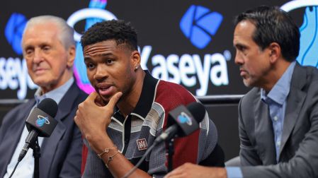 Giannis Antetokounmpo, tras ser presentado oficialmente con el Heat.