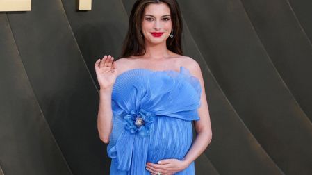 El vestido azul de Dior para el estreno en Londres fue uno de los más aplaudidos.