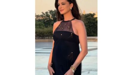 La actriz eligió un vestido azul marino personalizado de Prada que resaltaba la silueta con absoluta delicadeza