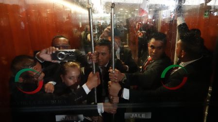 Personal de resguardo del Senado tratando de impedir el acceso de manifestantes en septiembre de 2024, cuando se discutía la Reforma al Poder Judicial.