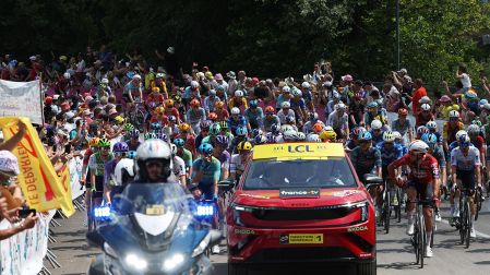 Así se dio la salida neutralizada de la Etapa 13 del Tour de Francia 2026