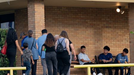 Cientos de personas despidieron en Houston a Lorenzo Salgado, migrante mexicano asesinado por ICE; su familia exige justicia.