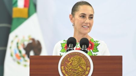 La presidenta Claudia Sheinbaum durante su conferencia matutina en Tulum, Quintana Roo, donde abordó el caso de huachicol fiscal