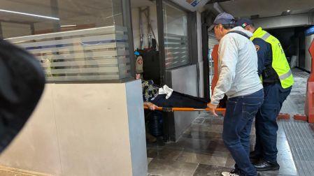 Una adulta mayor cayó en el acceso al Metro Zócalo por falta de alumbrado; fue atendida por Protección Civil tras la rehabilitación de la Línea 2.