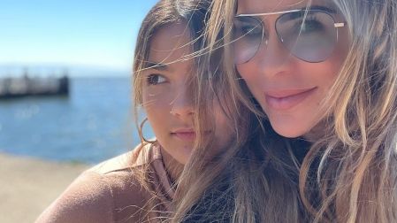 Violeta es la menor de los hijos de Aylín Mujica.