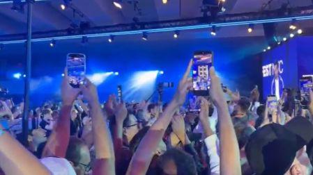 Aficionados ovacionan a Messi durante la conferencia de prensa previo a la Final del Mundial 2026. / Laura Valmont