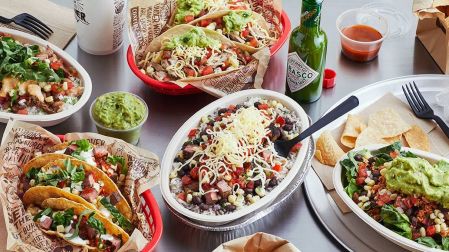 Chipotle maneja un menú de comina Tex-Mex.